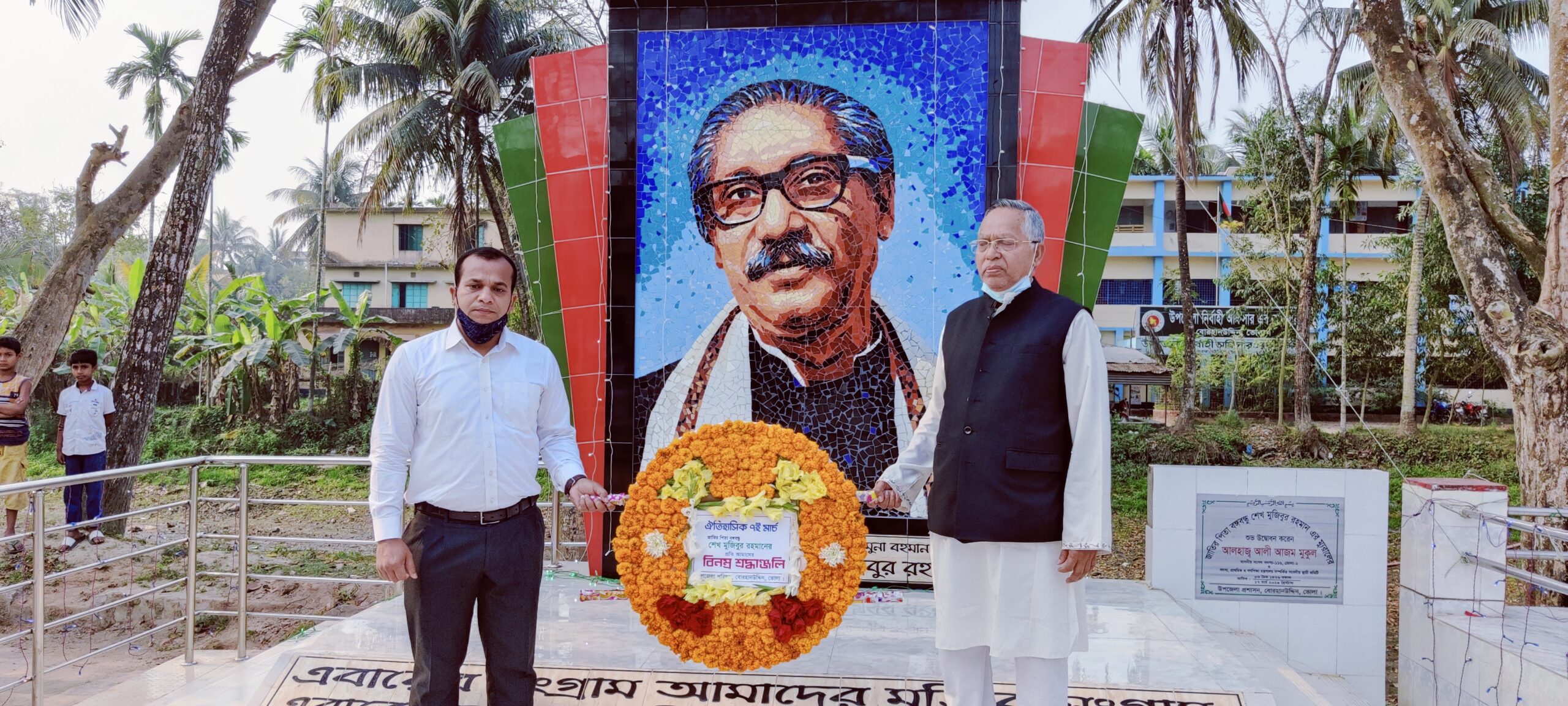 ছবি সংযুক্ত: জাতির জনকের প্রতিকৃতিতে ফুল দিচ্ছেন নির্বাহী কর্মকর্তা মোহাম্মদ সাইফুর রহমান